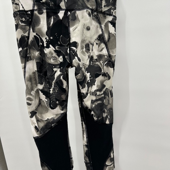 UNDER ARMOUR Women's Heatgear Compression Speed Capri Leggings  Size SMALL - Picture 2 of 6